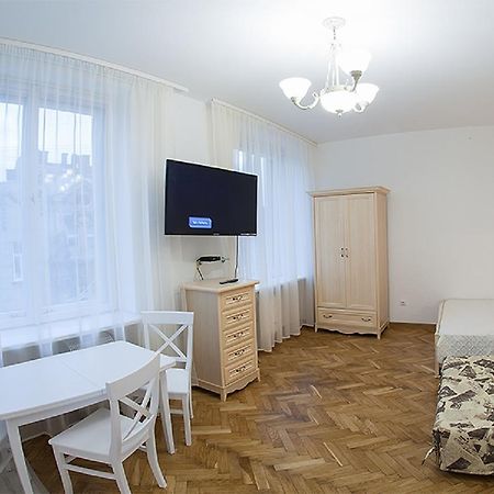 Квартира На Вулиці Дорошенка 12 В Центрі Львова Недалеко Оперного Театру З Власною Парковкою У Дворі Dış mekan fotoğraf